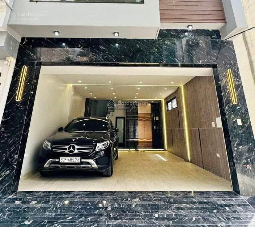 Mặt hồ trung tâm quận long biên  55m 7 tầng đường rộng 10m giá rẻ