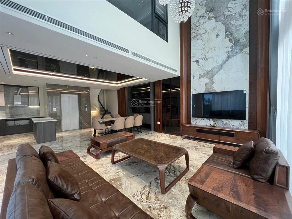 Mặt hồ trung tâm quận long biên  55m 7 tầng đường rộng 10m giá rẻ
