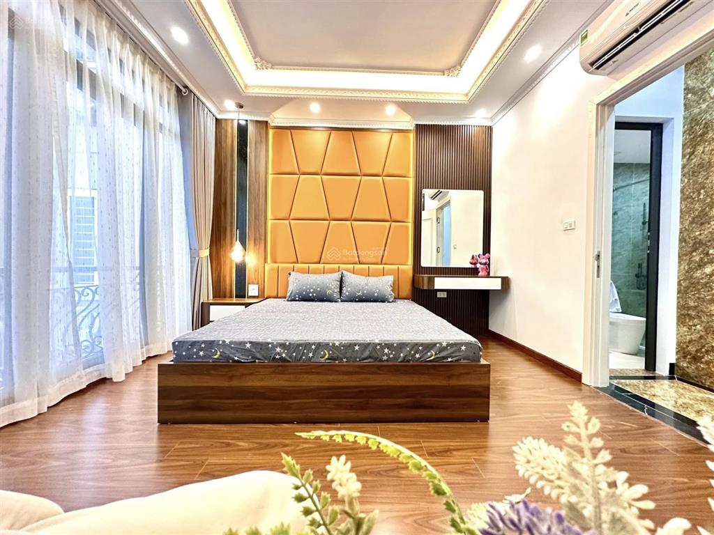 Mặt phố vạn hạnh việt hưng  50m 4tầng vỉa hè 8m kinh doanh sầm uất