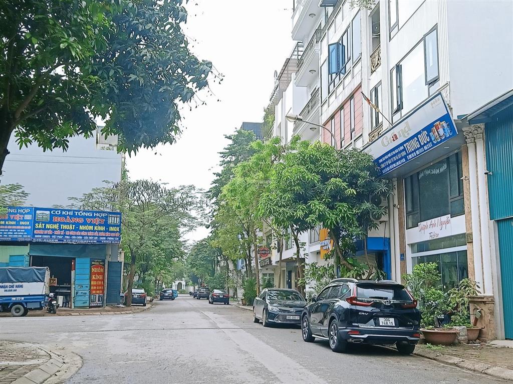 Mặt phố vạn hạnh việt hưng  50m 4tầng vỉa hè 8m kinh doanh sầm uất