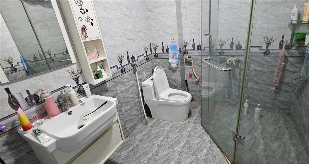 Mặt phố vạn hạnh việt hưng  50m 4tầng vỉa hè 8m kinh doanh sầm uất