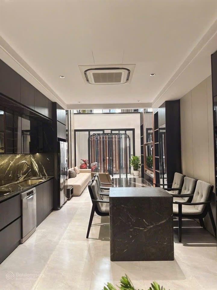 Nhà mới 6 tầng thang máy 50m tại việt hưng thanh am  chỉ chào hơn 9 tỷ.