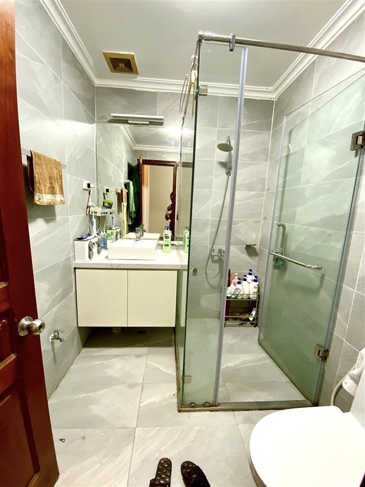 Mua 26 tỷ giờ cần tiền bán 20 tỷ  mặt phố việt hưng kinh doanh  75m 6 tầng mt 5m5
