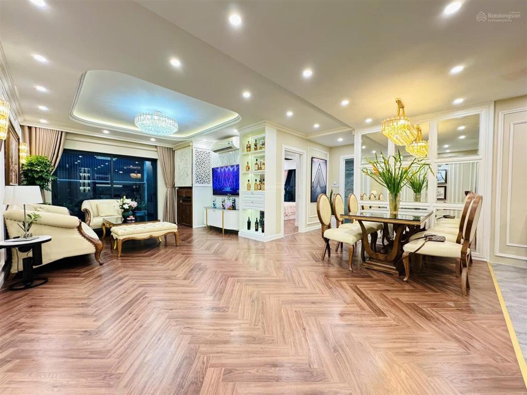 Bán căn hộ 3pn  2wc nội thất cao cấp diện tích 133m2 tòa n01t1 lạc hồng ngoại giao đoàn