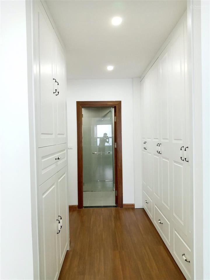 Chính chủ bán căn hộ rẻ nhất dự án. 135m2 tầng cao, 3pn2vs. full nội thất, cửa tn ban công đb.