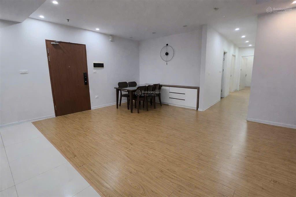 Chính chủ bán căn 4 ngủ 3 vs. 125m2 tầng trung, cửa đn bạn công tb. nội thất cơ bản. có slot ôtô.