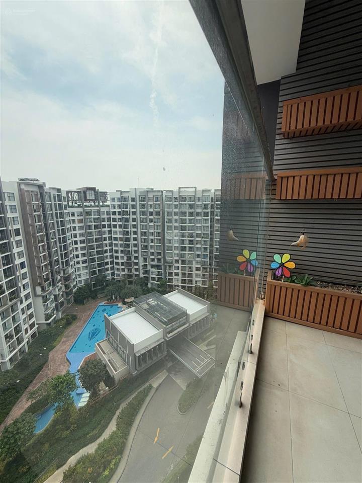 Cho thuê căn hộ dịch vụ 2pn 2wc diamond alnata celadon city, gần sân bay
