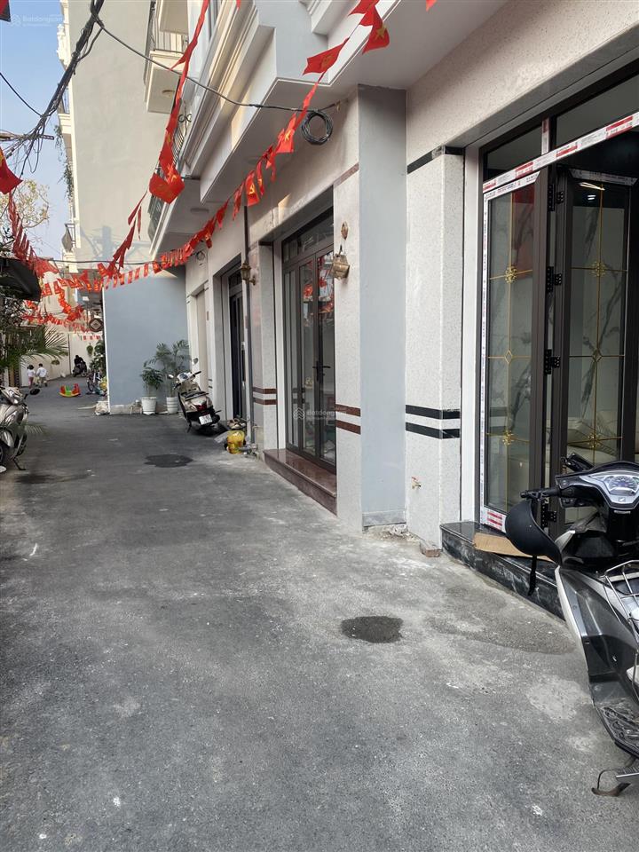 Nhà 4 tầng xây độc lập oto đỗ trước cửa nhà phố hồ sen hơn 5 tỷ