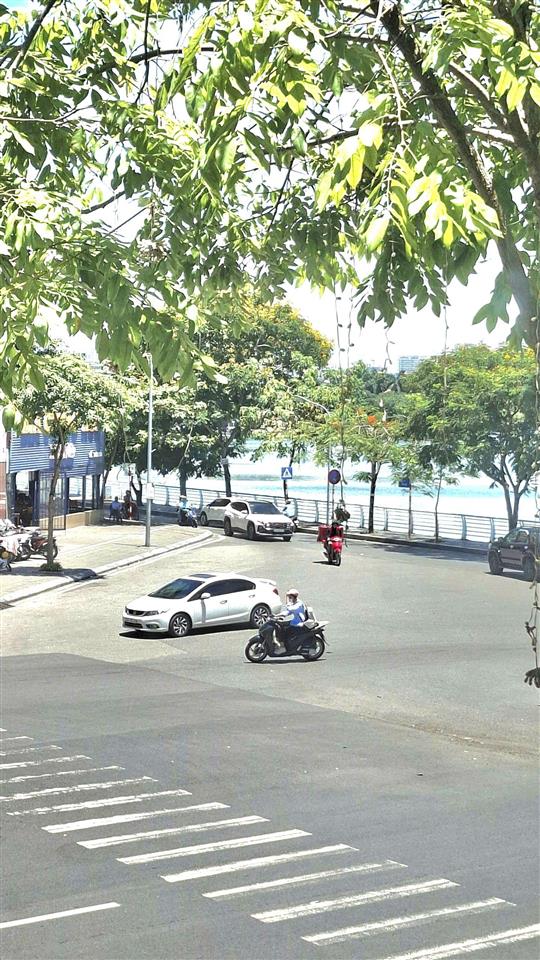 Bán nhà mặt phố văn cao 55m2, 5 tầng giá 43 tỷ. ba đình