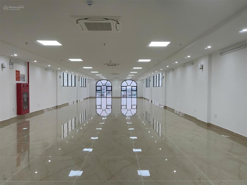 Chính chủ cho thuê nhà mp ngô gia tự, đức giang 300m2, 8 tầng, 1 hầm, 2 thang máy, giá 250 triệu