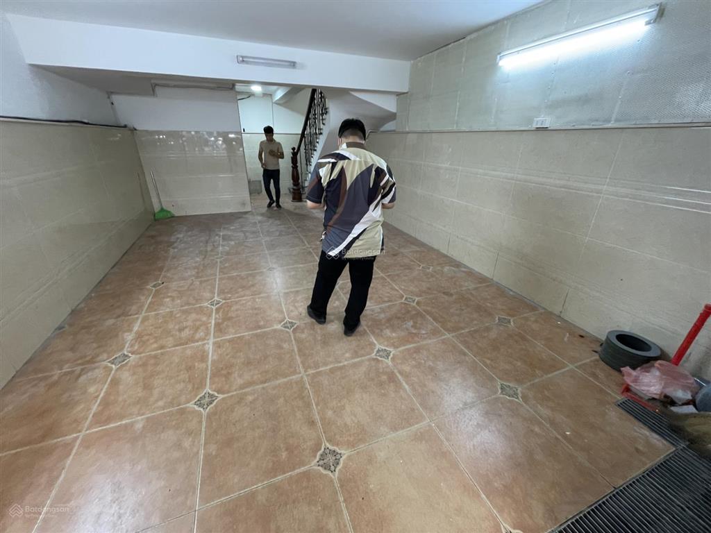 Cho thuê nhà mặt phố yên phụ, tây hồ 120m2 6 tầng 2 hầm, thông sàn thang máy, có pccc giá 100 triệu