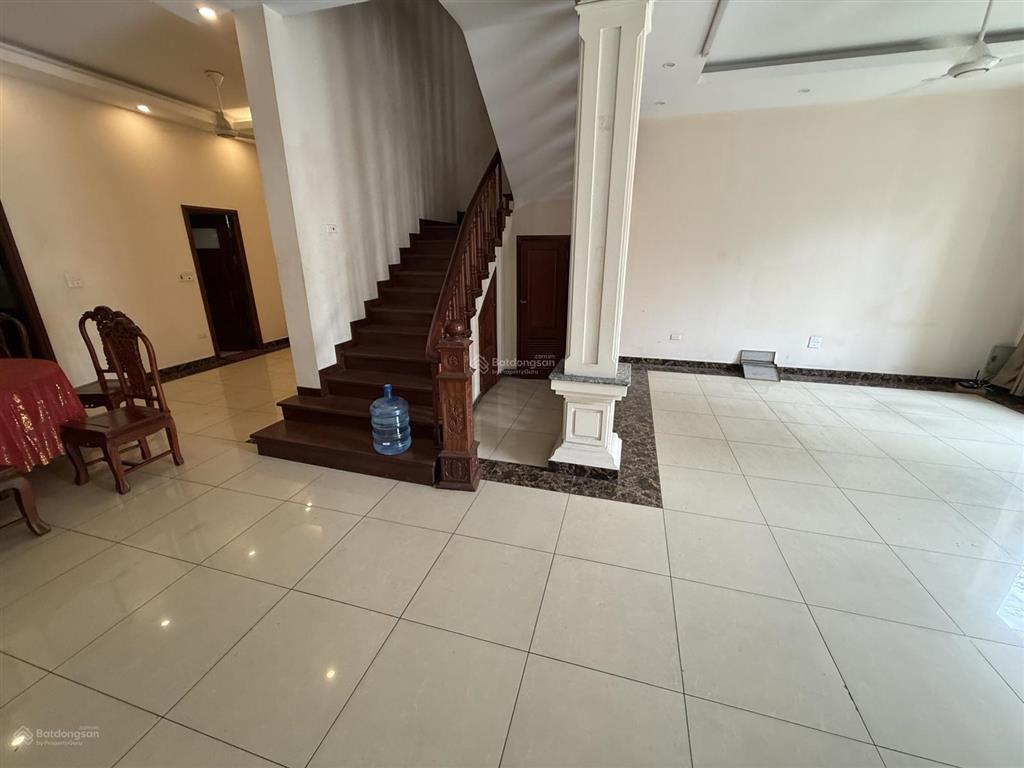 Cho thuê nhà biệt thự tại việt hưng, long biên. dt 180 m2. xd 3,5 tầng. có sân vườn, giá 30 triệu