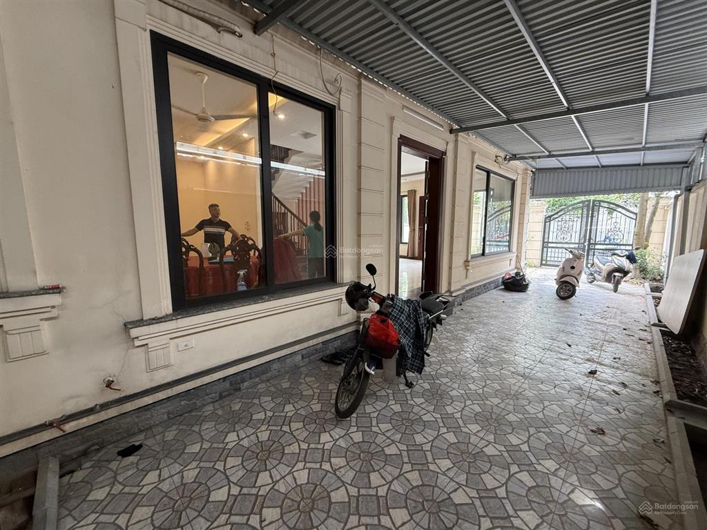 Cho thuê nhà biệt thự tại việt hưng, long biên. dt 180 m2. xd 3,5 tầng. có sân vườn, giá 30 triệu