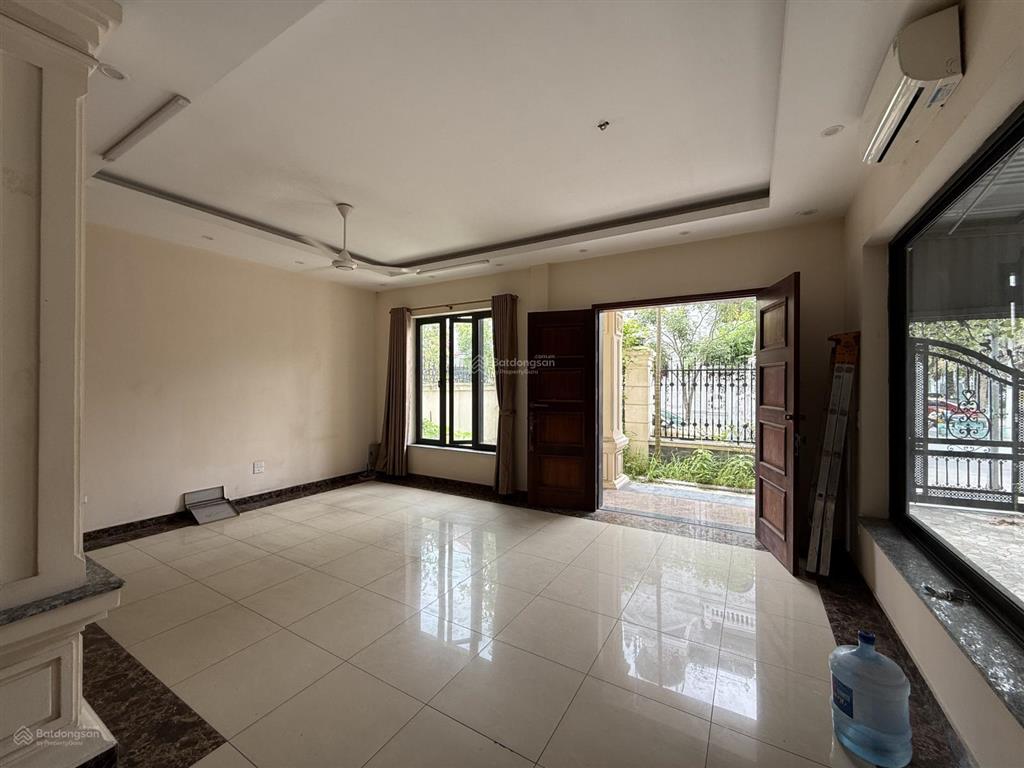 Cho thuê nhà biệt thự tại việt hưng, long biên. dt 180 m2. xd 3,5 tầng. có sân vườn, giá 30 triệu