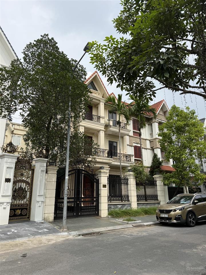 Cho thuê nhà biệt thự tại việt hưng, long biên. dt 180 m2. xd 3,5 tầng. có sân vườn, giá 30 triệu