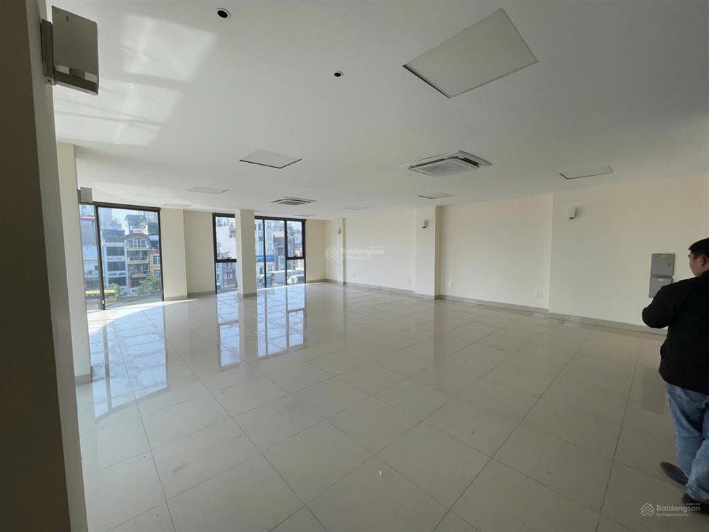 Cho thuê sàn văn phòng tại dãy liền kề hồng tiến, long biên, 110m2 thông sàn có hầm và thang máy