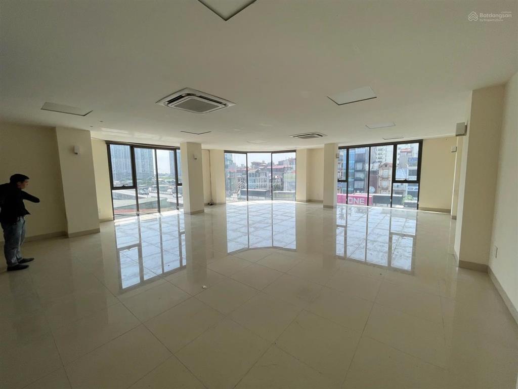 Cho thuê sàn văn phòng tại dãy liền kề hồng tiến, long biên, 110m2 thông sàn có hầm và thang máy