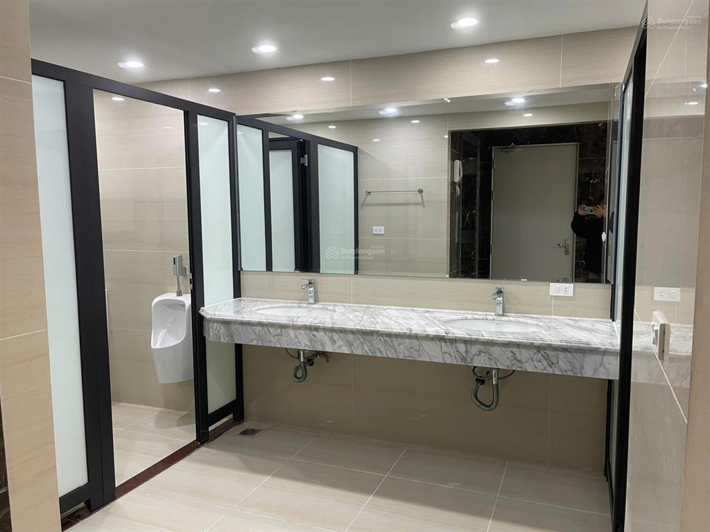 Cho thuê sàn văn phòng tại dãy liền kề hồng tiến, long biên, 110m2 thông sàn có hầm và thang máy