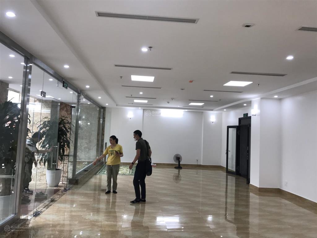 Cho thuê nhà mặt phố cự khối, long biên 60m2 5 tầng, thông sàn thang máy, giá 30 triệu