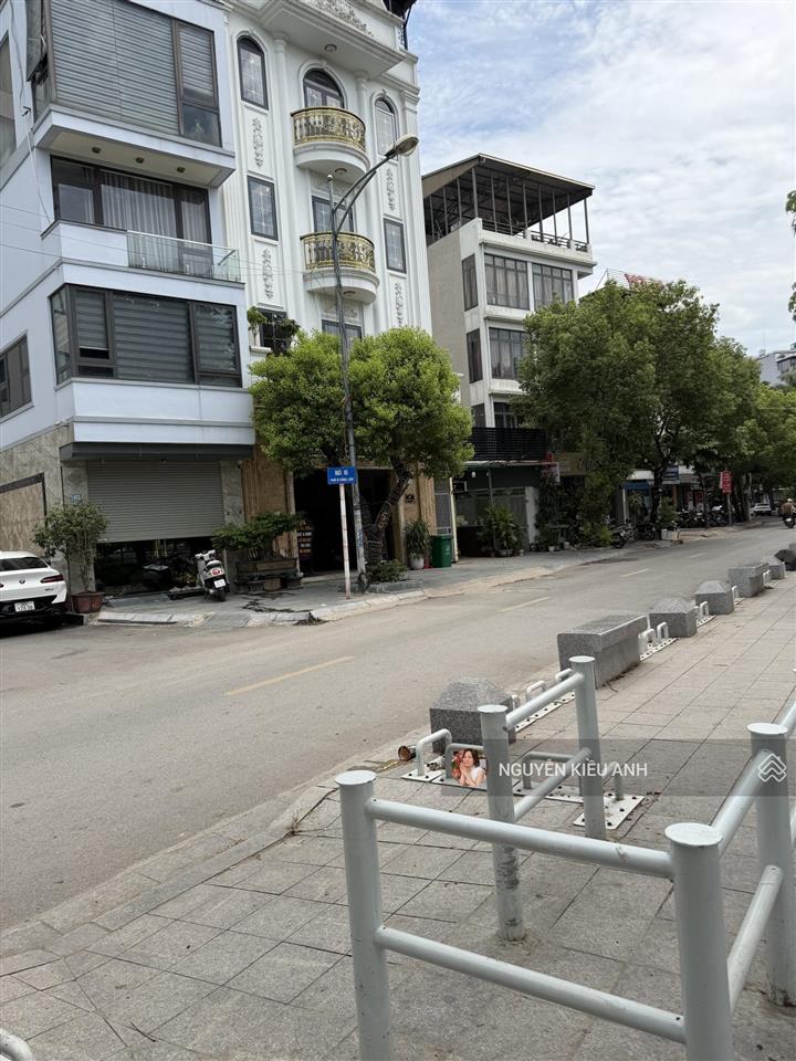Chính chủ tôi tự bán căn nhà tâm huyết sát hồ ba mẫu dt 120m2  mt 15m giá tt sđcc, không quy hoạch