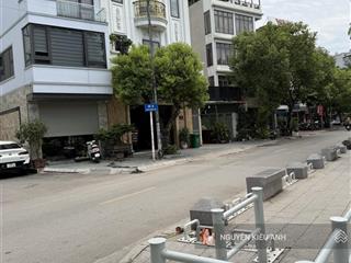 Chính chủ tôi tự bán căn nhà tâm huyết sát hồ ba mẫu dt 120m2  mt 15m giá tt sđcc, không quy hoạch