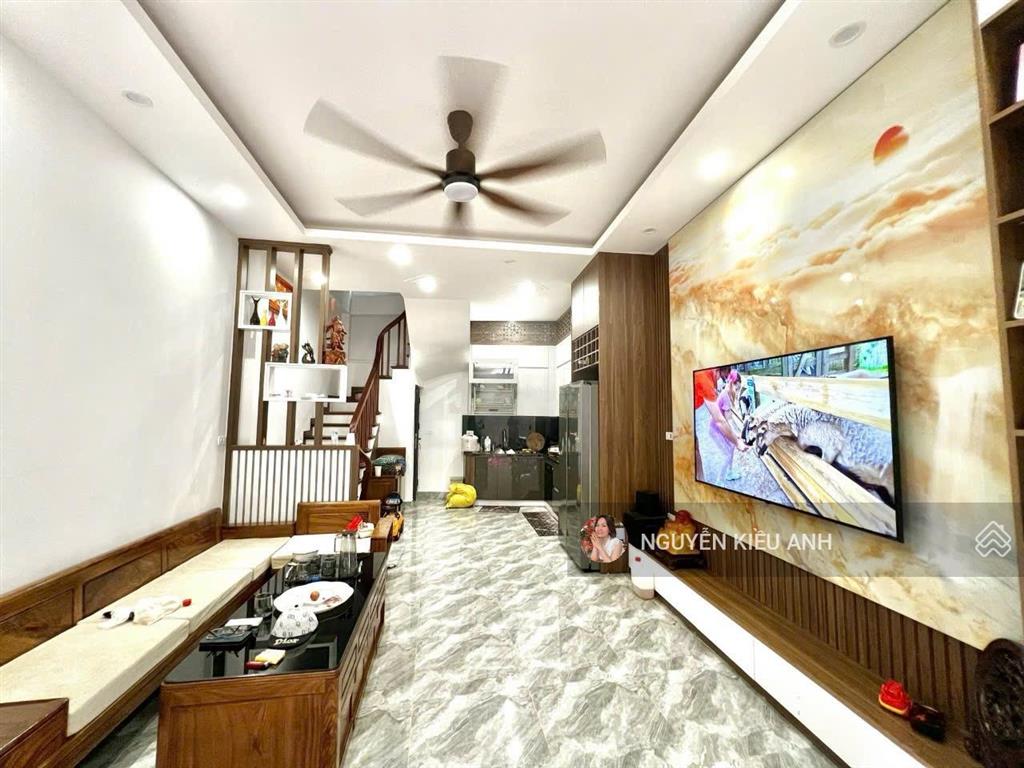 Phân lô  tân mai  ô tô vào nhà  35m  5t full nội thất  ko quy hoạch sđcc 9,8 tỷ ctl