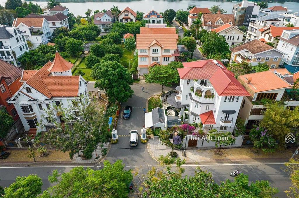 Giảm mạnh 65 tỷ còn 56 tỷ. bán biệt thự sân vườn thảo điền. 360m2(12x30m)  3 tầng  dọn vào ở ngay