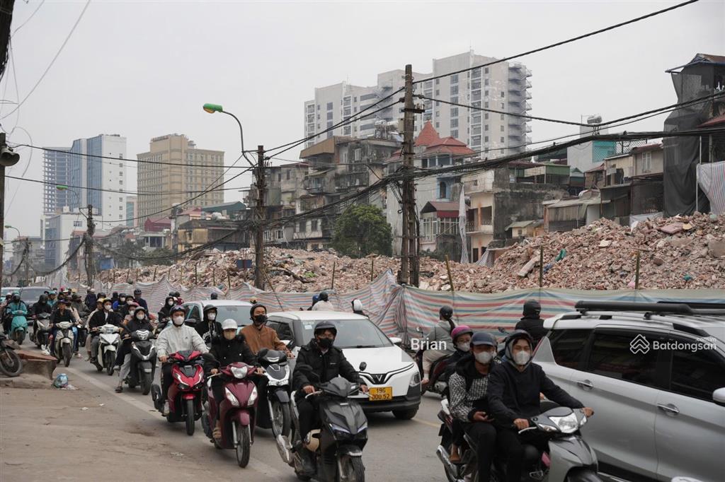 Bán nhà chính chủ mặt phố vành đai 1  la thành dt 15m2, mt 4.5m, đường trước nhà rộng 55m