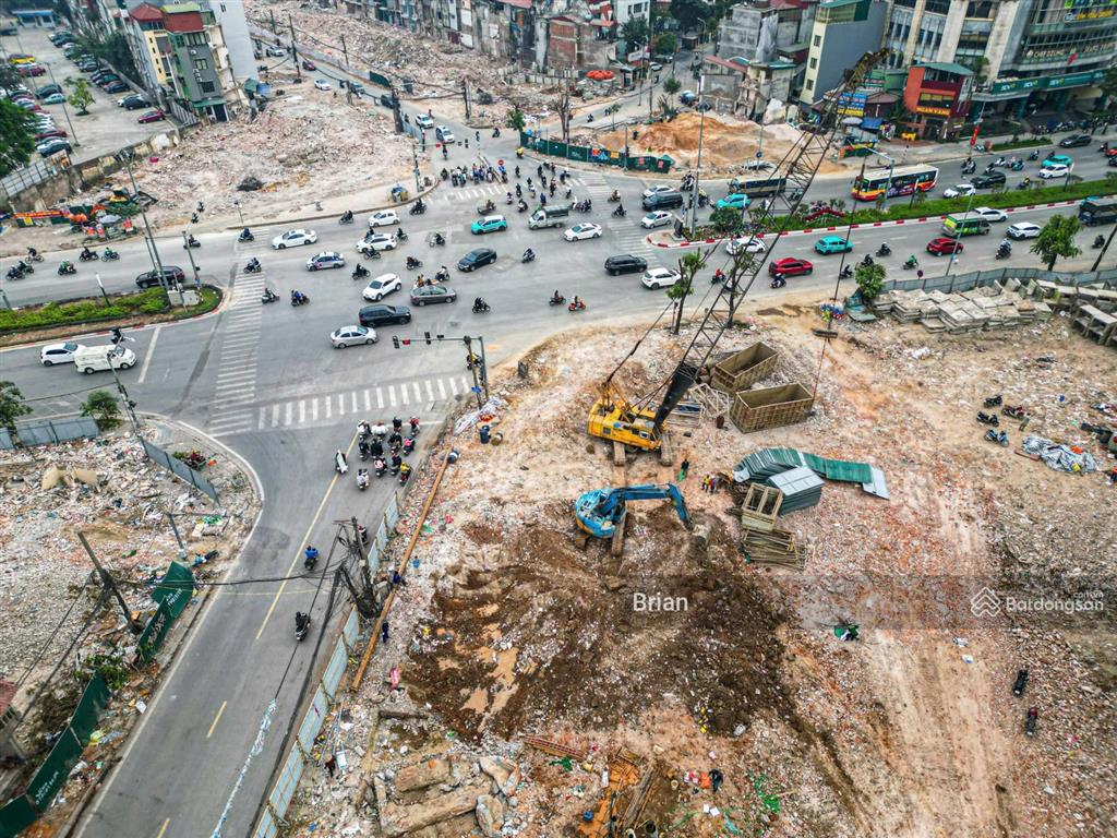 Bán nhà chính chủ mặt phố vành đai 1  la thành dt 15m2, mt 4.5m, đường trước nhà rộng 55m