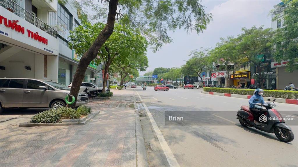 Bán nhà chính chủ mặt phố nguyễn văn cừ dt 957m2, mt 40m, lô góc, 3 mặt tiền