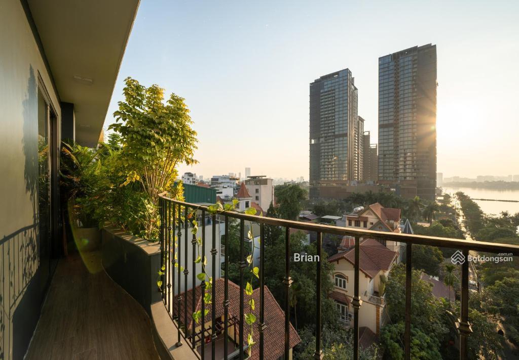 Bán nhà mặt phố khu hoàng cầu dt 335m2, mt 15.6m, 2 mặt tiền, view hồ hoàng cầu