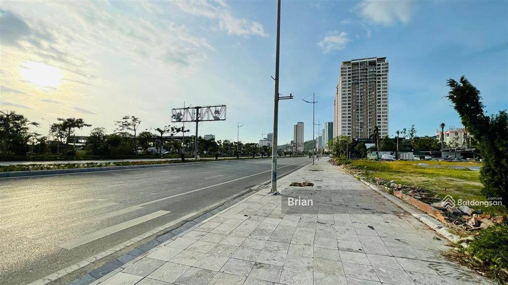 Bán khách sạn mặt phố kv hoàng quốc việt dt 750m2, mt 18m, 20 tầng, 110 phòng, 4*