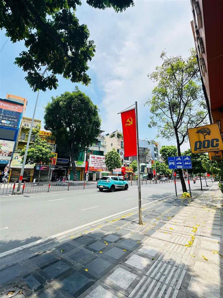 Cần bán nhà mt đường 3 tháng 2. dt 5x22m. có sẵn 3 lầu. 32 tỷ vị trí đẹp