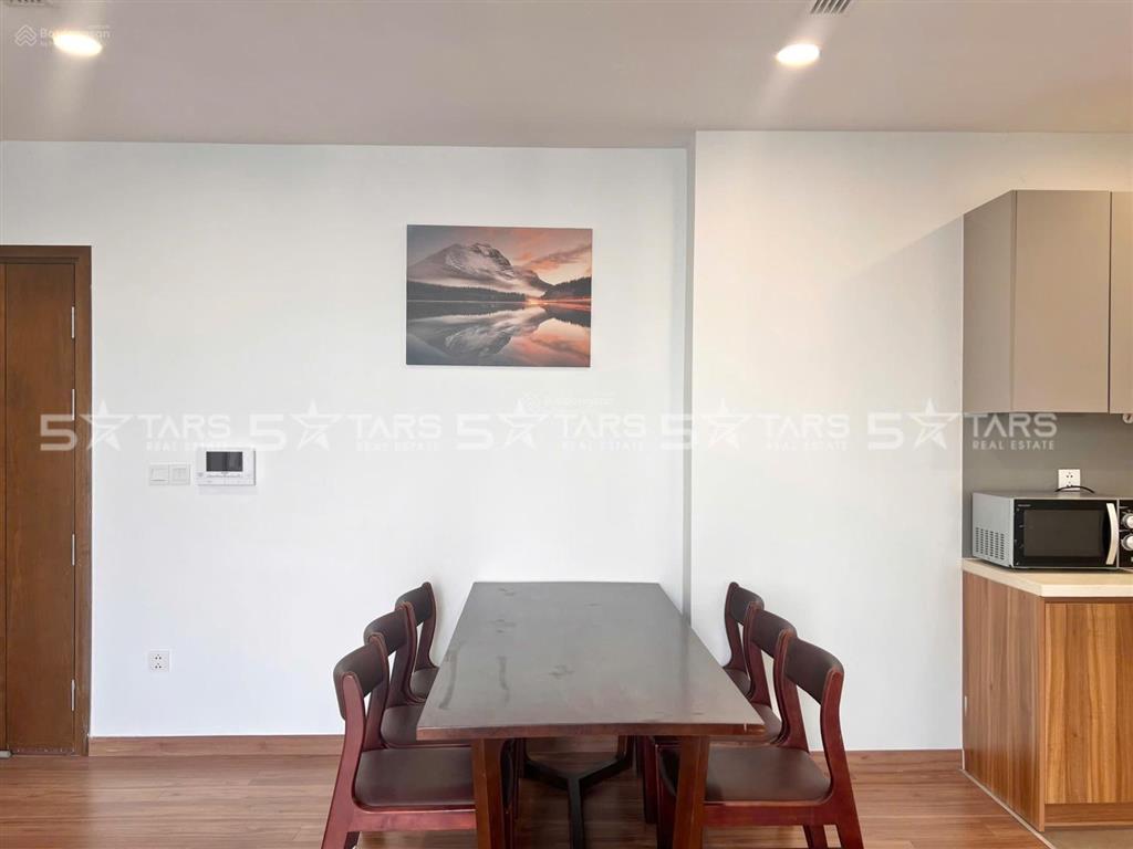Cho thuê căn 3 phòng ngủ full nội thất diện tích lớn nhất ecogreen giá cực tốt chỉ 20tr