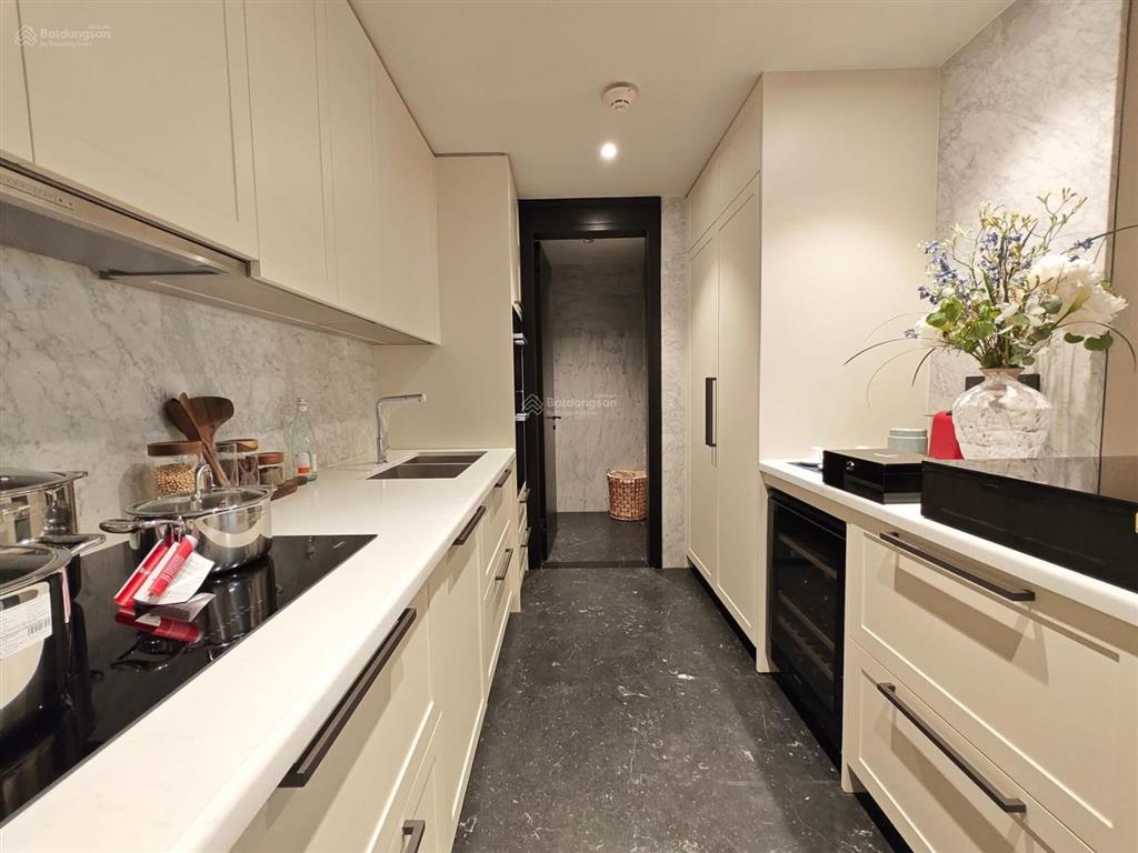 Bán căn hộ chung cư 6 sao the grand hàng bài  hoàn kiếm dt 152m2 3n đang cho thuê 300tr giá 120 ty