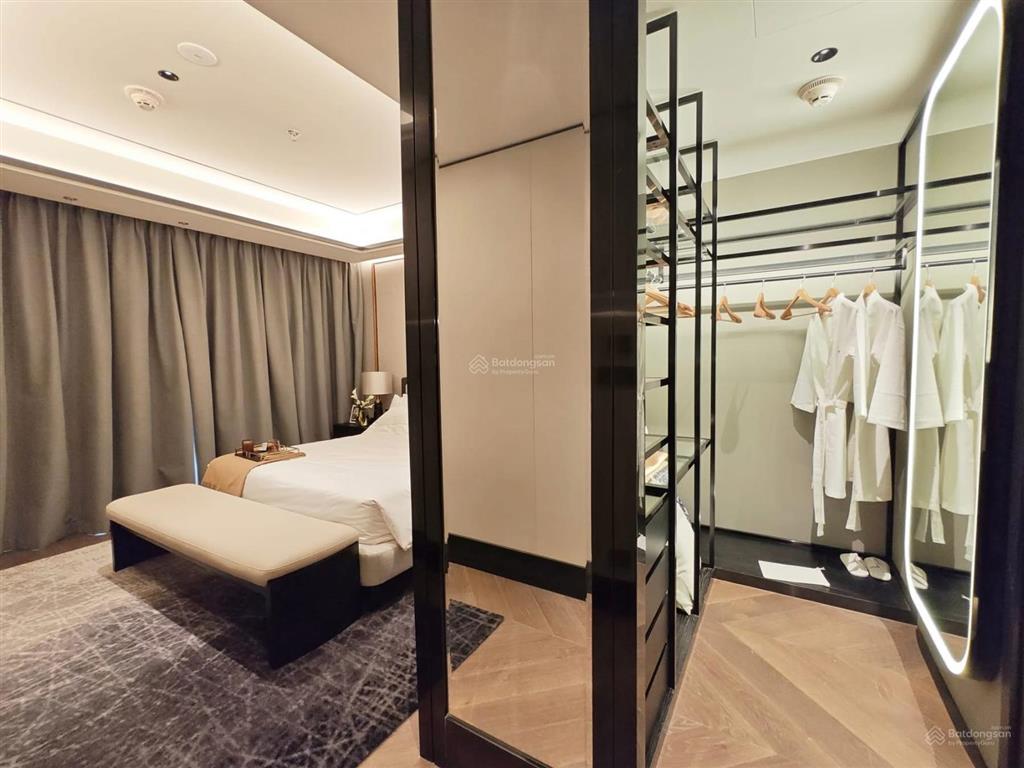 Bán căn hộ chung cư 6 sao the grand hàng bài  hoàn kiếm dt 152m2 3n đang cho thuê 300tr giá 120 ty