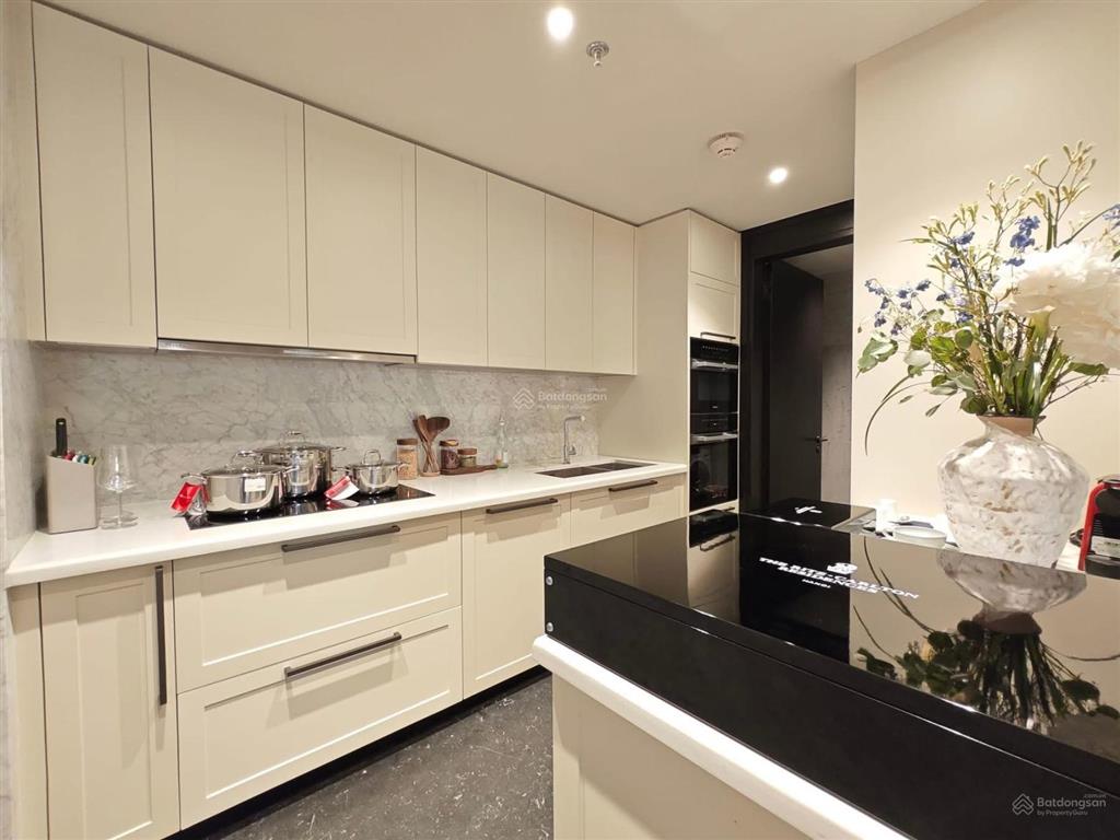 Bán căn hộ chung cư 6 sao the grand hàng bài  hoàn kiếm dt 152m2 3n đang cho thuê 300tr giá 120 ty