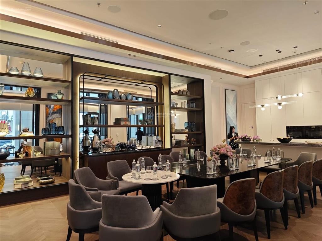 Bán căn hộ chung cư 6 sao the grand hàng bài  hoàn kiếm dt 152m2 3n đang cho thuê 300tr giá 120 ty