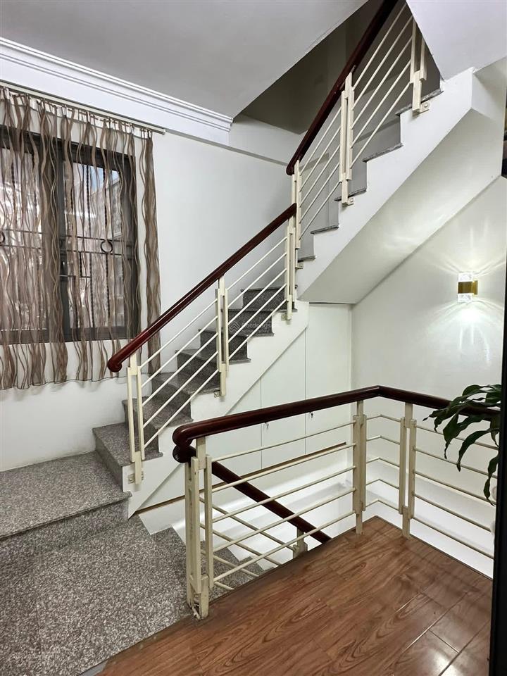 Bán nhà hàng chuối ngõ nông đẹp sạch sẽ gần phố lô góc dt 48m4 tầng mt 5,3m giá 19.1 tỷ