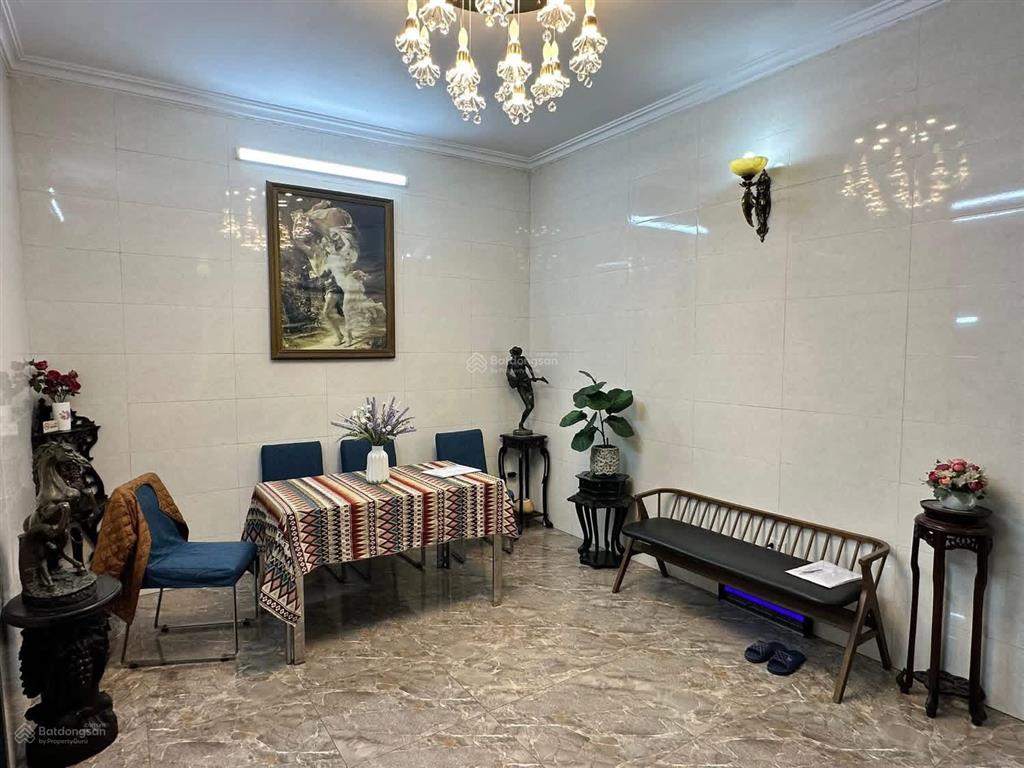 Bán nhà hàng chuối ngõ nông đẹp sạch sẽ gần phố lô góc dt 48m4 tầng mt 5,3m giá 19.1 tỷ