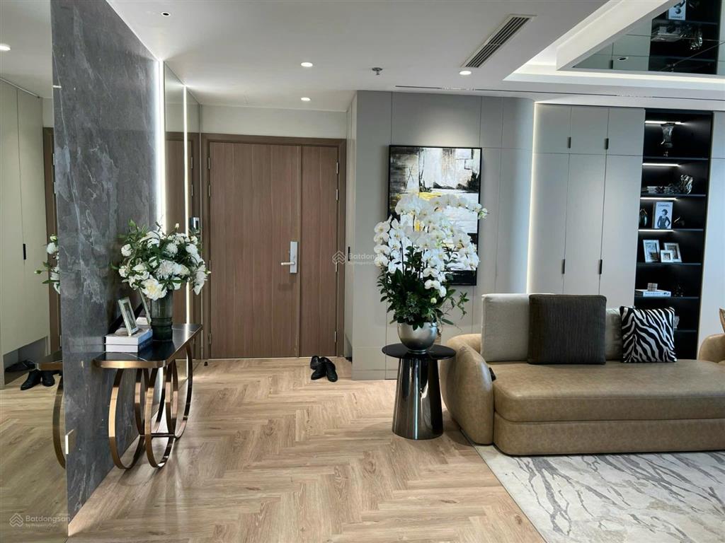 Cho thuê căn hộ chung cư cao cấp toà m1 metropolis 29 liễu giai dt 146m4 ngủ giá 65tr nội thất xin