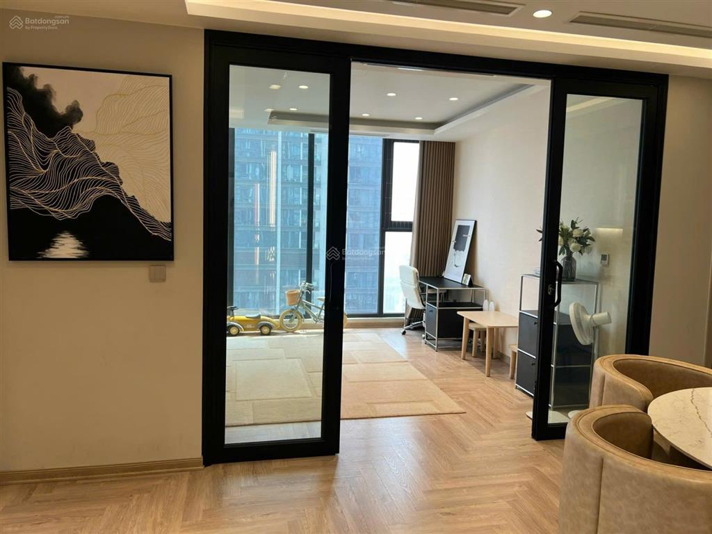 Cho thuê căn hộ chung cư cao cấp toà m1 metropolis 29 liễu giai dt 146m4 ngủ giá 65tr nội thất xin