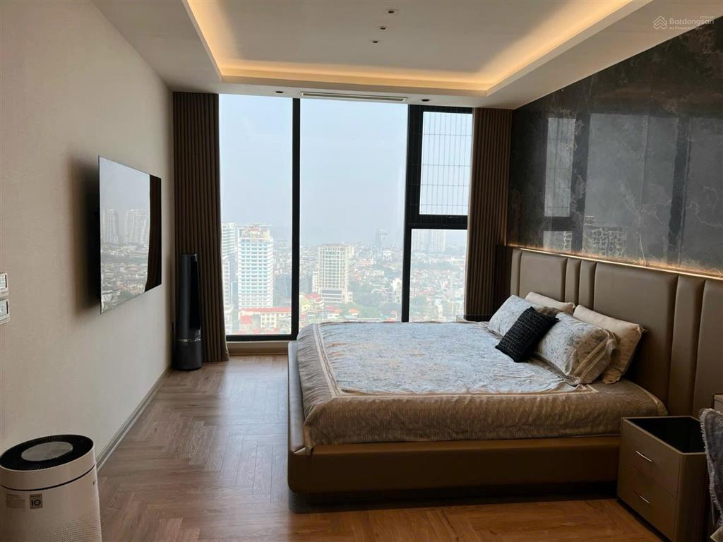 Cho thuê căn hộ chung cư cao cấp toà m1 metropolis 29 liễu giai dt 146m4 ngủ giá 65tr nội thất xin