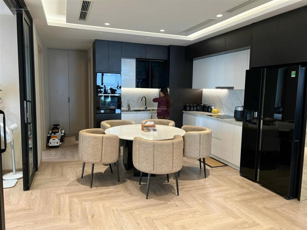 Cho thuê căn hộ chung cư cao cấp toà m1 metropolis 29 liễu giai dt 146m4 ngủ giá 65tr nội thất xin