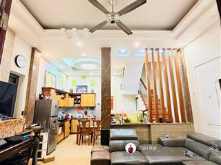 Bán nhà ngọc khánh ,lõi ba đình 30m ra phố sân để xe riêng ,nhà dân xây chắc chắn cạnh vinhomes gv.