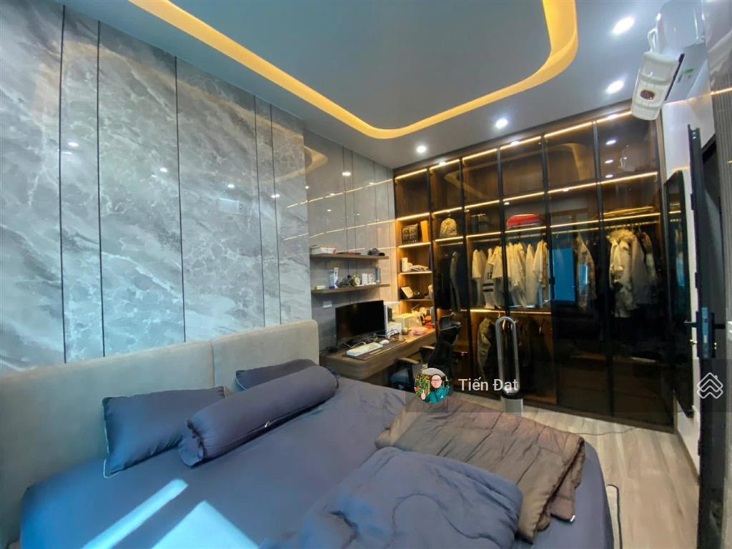 Bán nhà khâm thiên đống đa  full nội thất ngõ rộng sát phố sân để xe 38m2 5 tầng giá 9,85 tỷ.