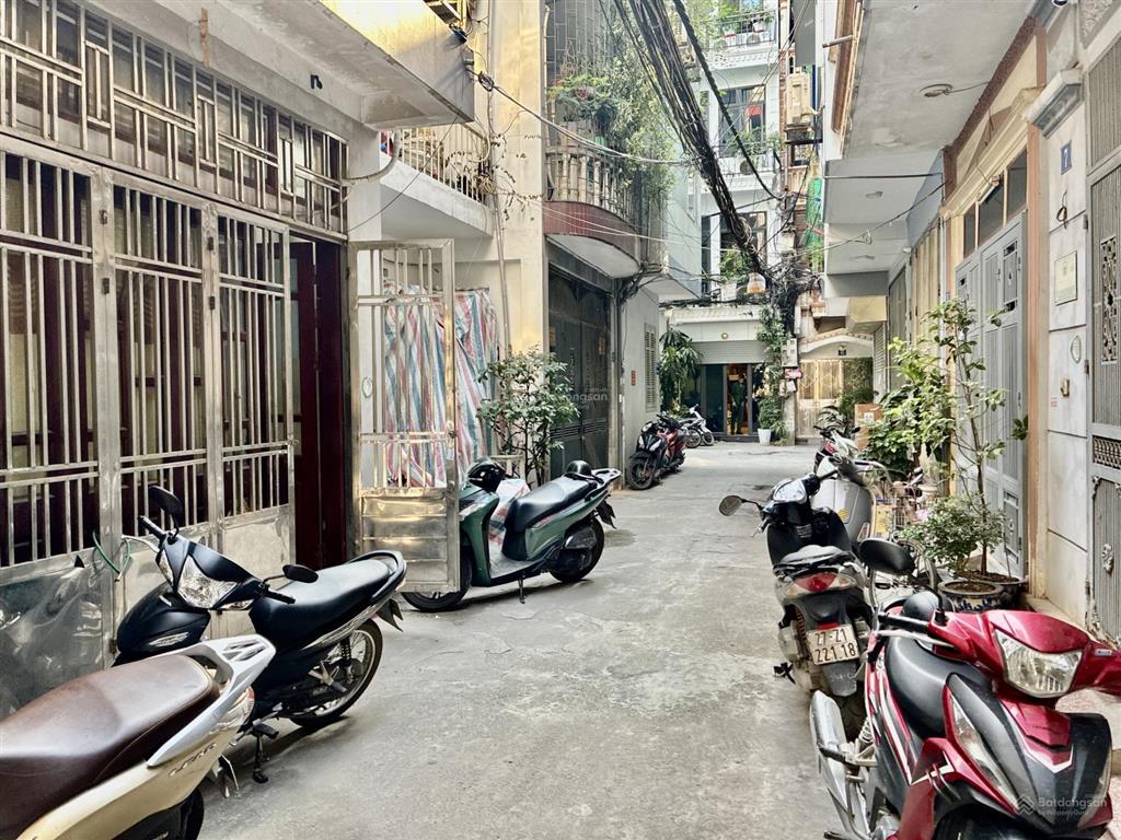 Bán nhà đường láng đống đa  39m2 4 ngủ  ô tô đỗ cửa  2 mặt ngõ thoáng  dân xây  giá 11 tỷ tl.
