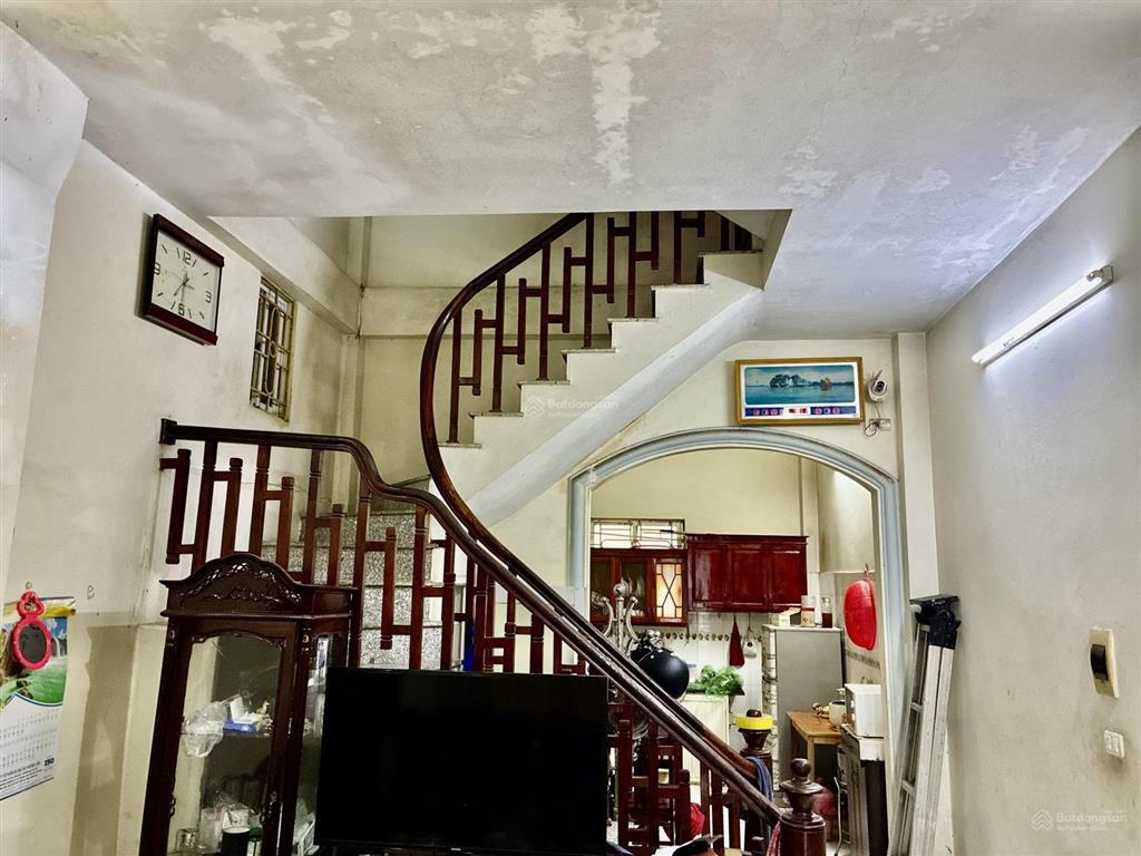 Bán nhà đường láng đống đa  39m2 4 ngủ  ô tô đỗ cửa  2 mặt ngõ thoáng  dân xây  giá 11 tỷ tl.