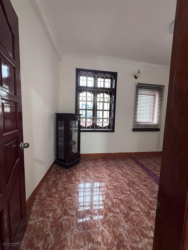 Bán nhà hoàng cầu, dt 45m2/t2 50m, nhà 5 tầng, 2 mặt ngõ trước sau, 30m ô tô, gần hồ, giá 13,8 tỷ