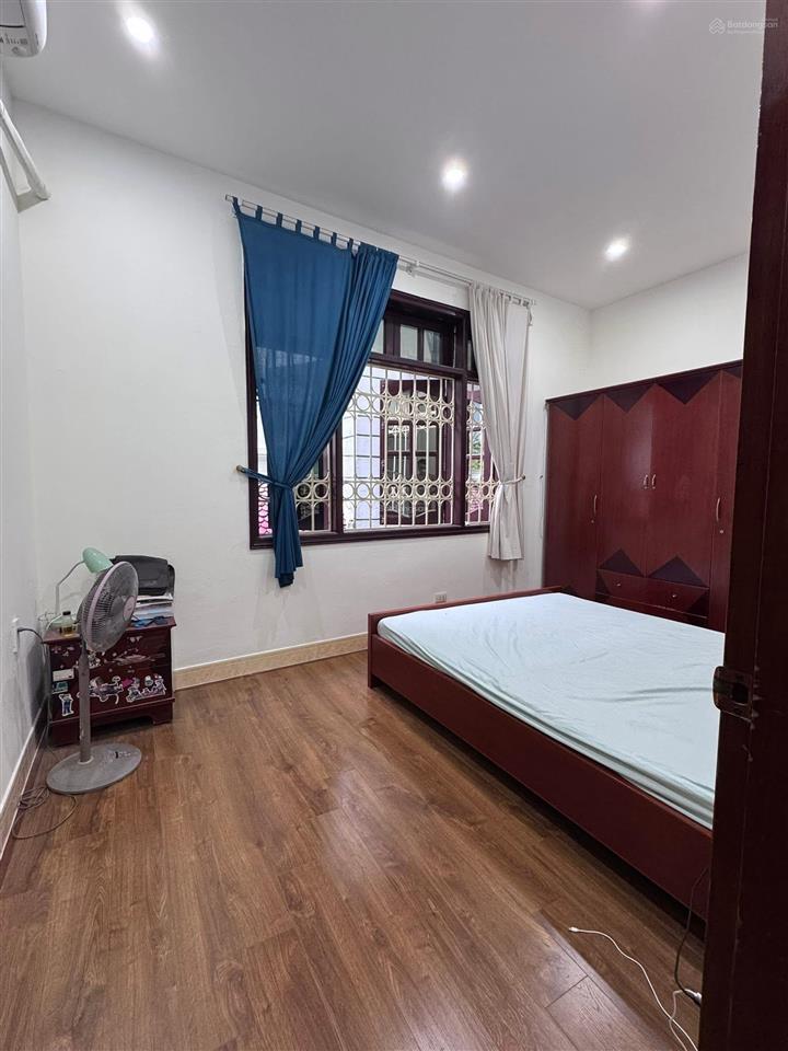 Bán nhà hoàng cầu, dt 45m2/t2 50m, nhà 5 tầng, 2 mặt ngõ trước sau, 30m ô tô, gần hồ, giá 13,8 tỷ